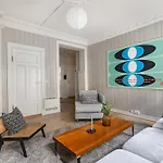 Dinbnb Apartments Comfortable 2-Bed Urban Escape With Apple Tv & Cozy Features